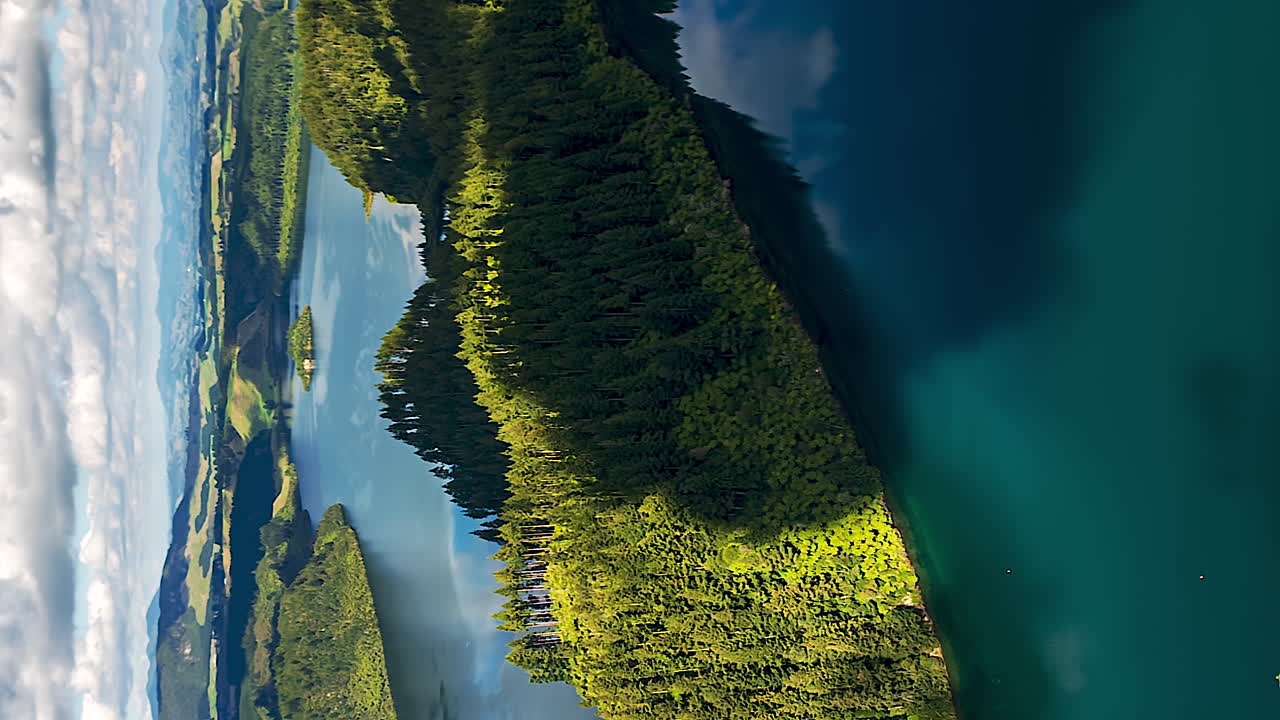 hiperlapso aéreo vertical sobre el lago azul, lago verde cerca de rotorua, nueva zelanda