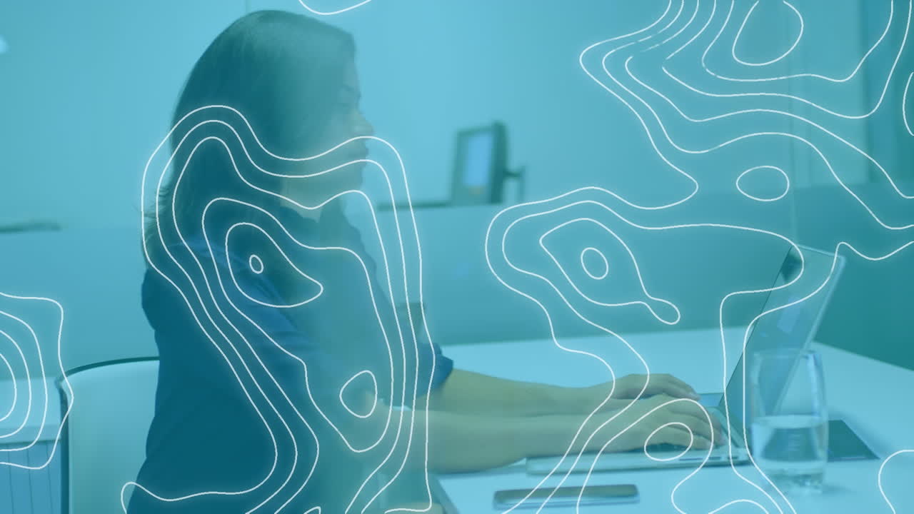 노트북을 사용하는 사업가 여성 위에  ⁇  지도 선의 애니메이션