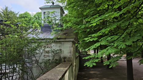 Statische-Aufnahme-Eines-Kleinen-Hauses-In-Einem-Wunderschönen-öffentlichen-Garten