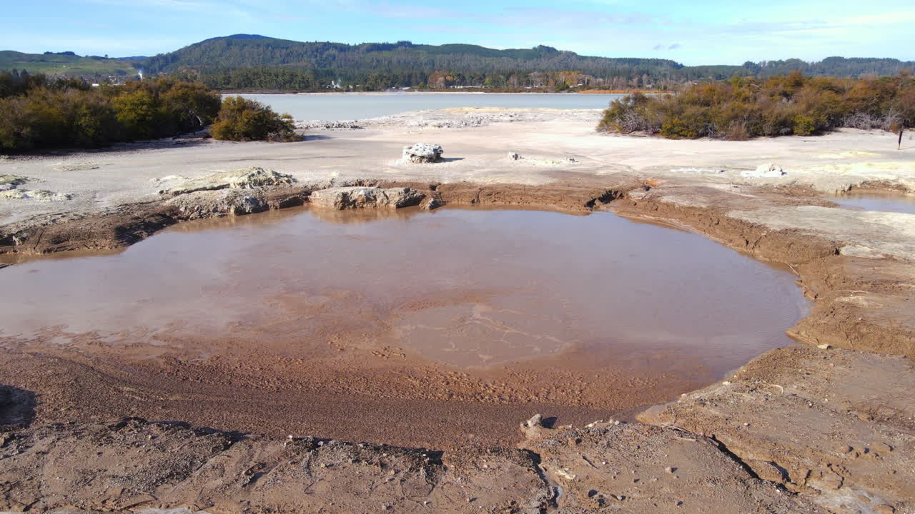 el dron de punto de azufre desnata piscinas de lodo y el lago de azufre de rotorua en nueva zelanda