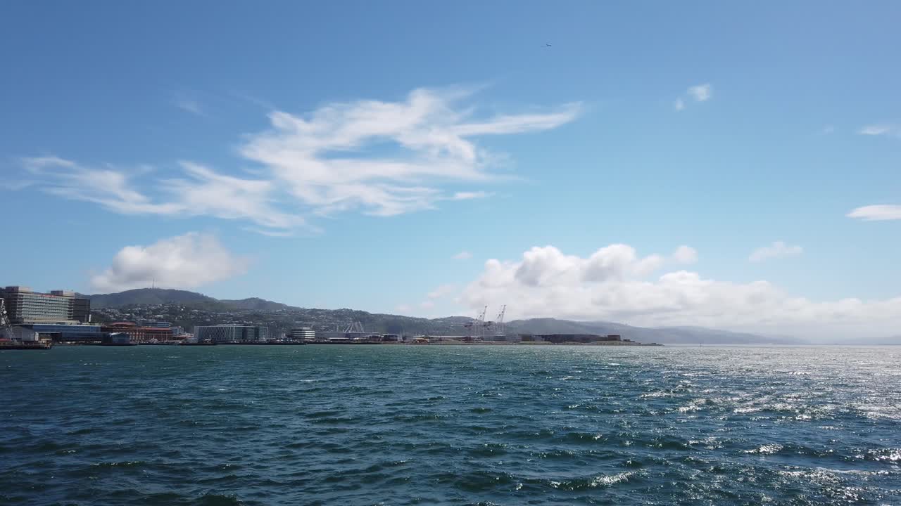 웰링턴 부두의 화창한 날