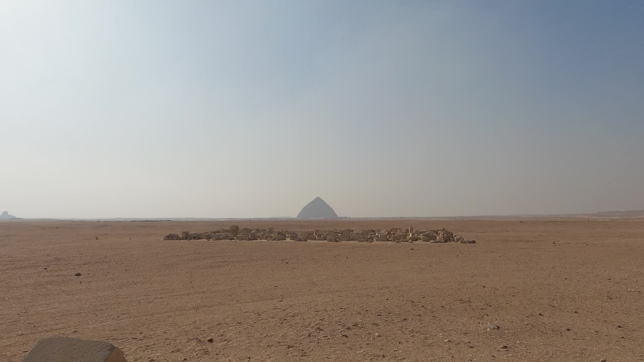 지평선에 구부러진 피라미드가 있는 이집트 사막의 총격, 다슈르