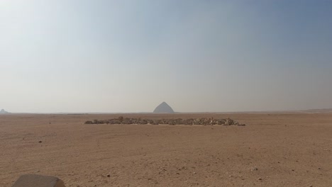 toma de establecimiento del desierto egipcio con pirámide doblada en el horizonte, dahshur