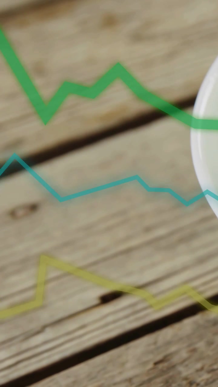 Video verticale: Grafici a tre linee che tracciano e si muovono su pannelli, mostrando le tendenze dei dati, con un bordo che entra.