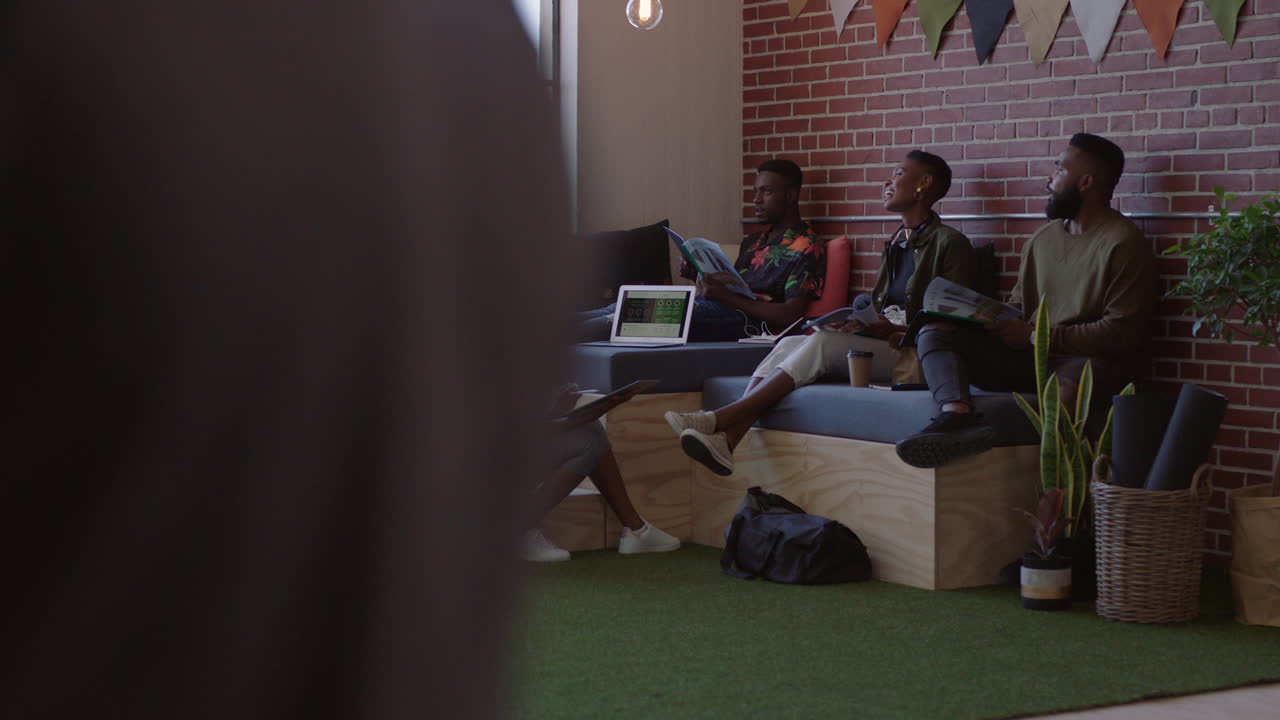 젊은 흑인 사업가 들 이 아이디어 를 공유 하고, 친구 들 이 창조적 인 프로젝트 에서 함께 일 하고, 동료 들 이 편안 한 사무실 근무 공간 을 즐기고