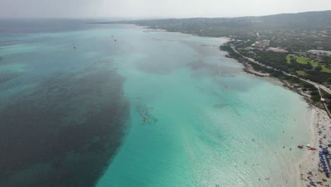 órbita aérea que revela la toma de la pelosa, una de las playas más hermosas de la costa esmeralda de cerdeña