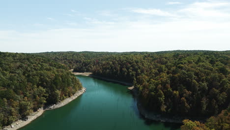 Cueva-Hueca-Del-águila-En-Beaver-Lake,-Arkansas,-Vuelo-Aéreo-Sobre-El-Agua,-Otoño