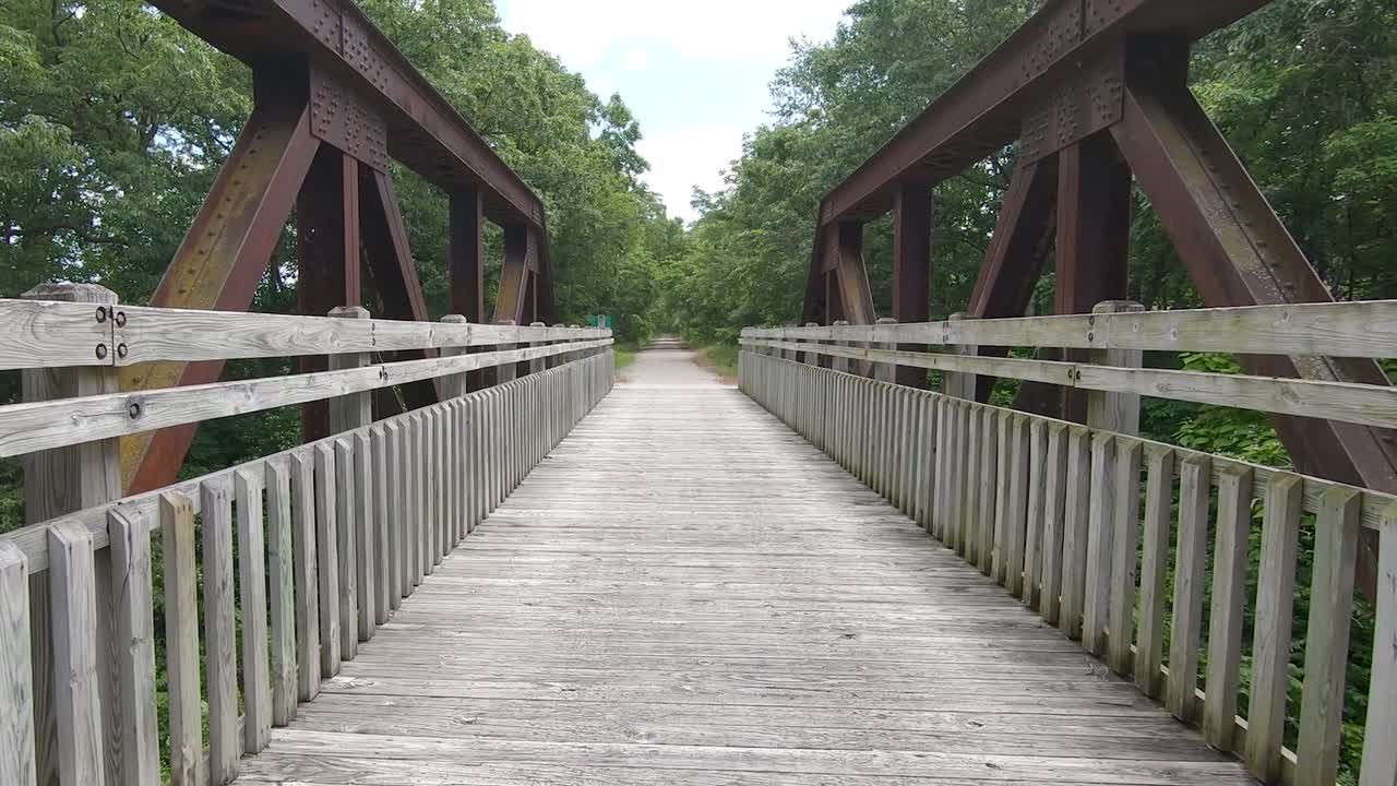 보행자용 다리로 개조된 오래된 기차 다리