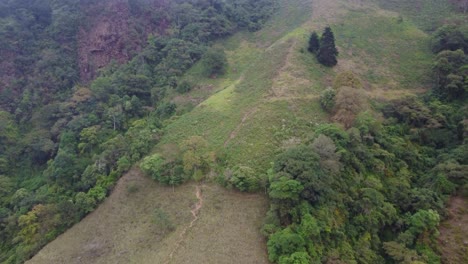 Un-Majestuoso-Pico-De-Montaña-Rodeado-De-Un-Frondoso-Bosque,-Que-Brinda-Una-Vista-Impresionante-De-La-Naturaleza-En-Su-Máxima-Expresión