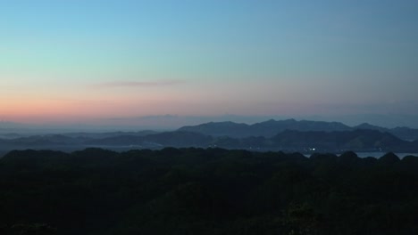 Amanecer-Temprano-Rompiendo-Sobre-Las-Serenas-Montañas-Filipinas,-Tonos-De-Azul-Y-Rosa.