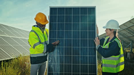 Team-Mit-Solarpanel-Präsentation-Auf-Dem-Bauernhof