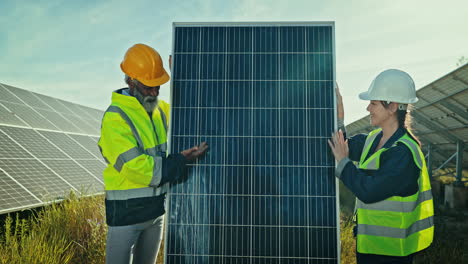 equipo con presentación de paneles solares en la granja