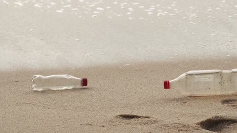 Dos-Beben-Basura-De-Botellas-De-Plástico-Dejadas-En-La-Playa.