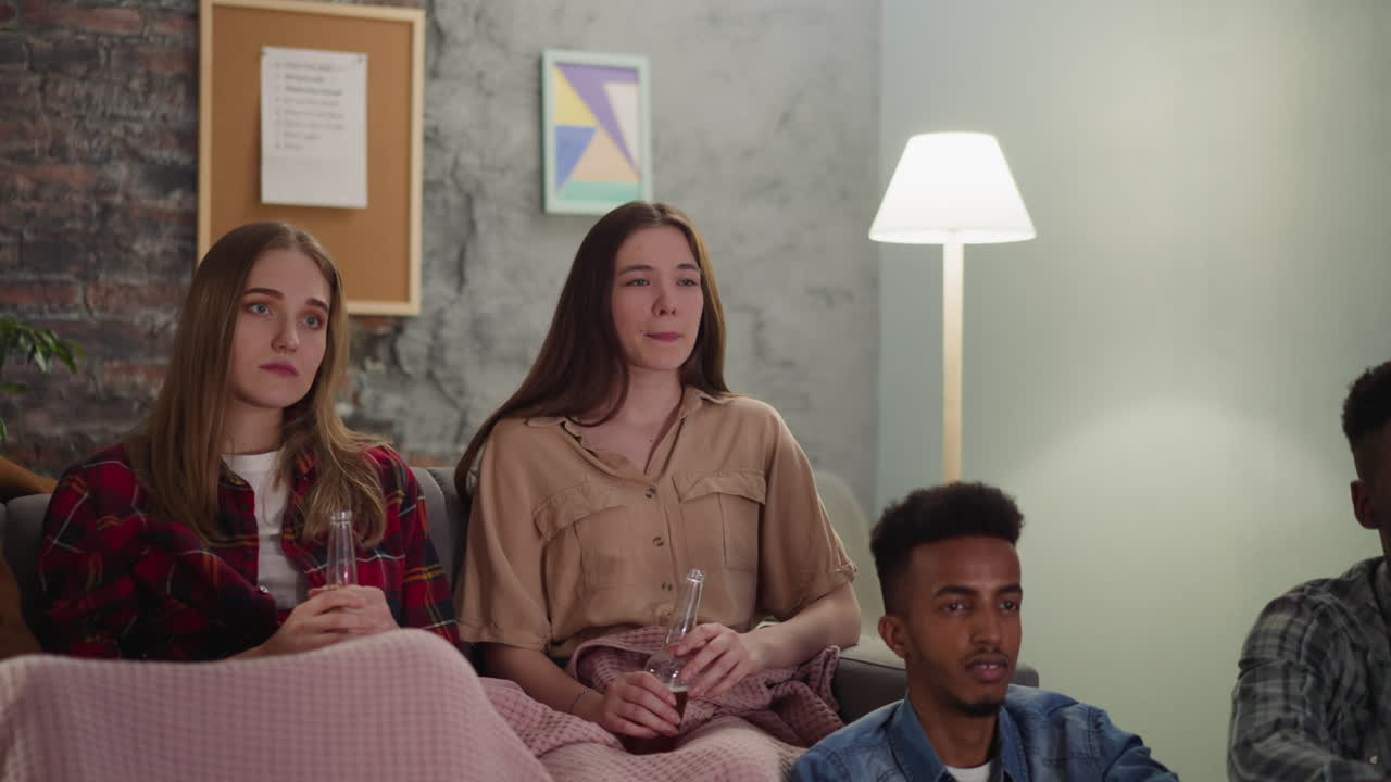 señoras bonitas con cerveza y hombres negros viendo películas en casa