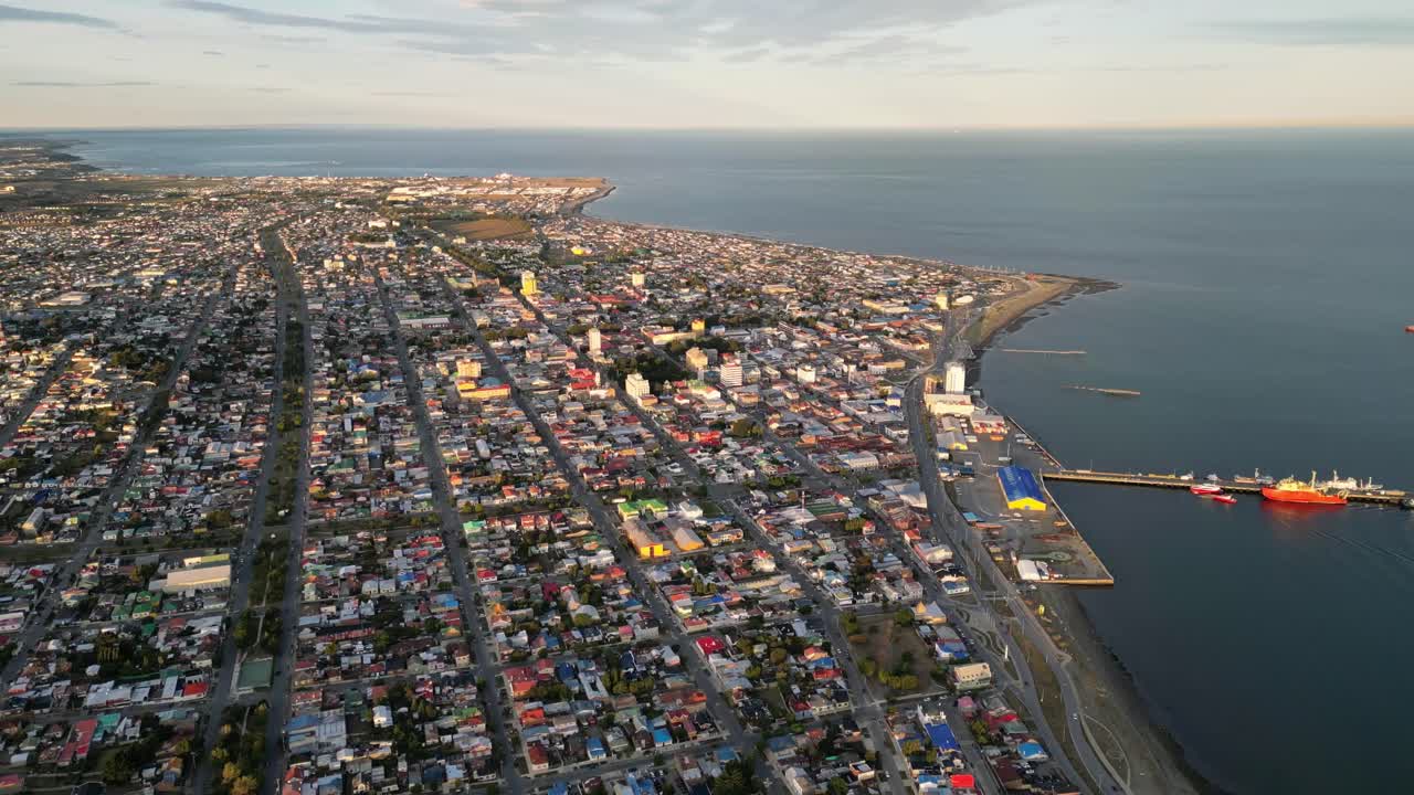 ciudad de punta arenas en la patagonia chilena, vista aérea sobre el puerto oceánico, panorama del paisaje urbano y horizonte despejado durante el clima cálido de verano, establecimiento de tiro