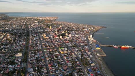 Ciudad-De-Punta-Arenas-En-La-Patagonia-Chilena,-Vista-Aérea-Sobre-El-Puerto-Oceánico,-Panorama-Del-Paisaje-Urbano-Y-Horizonte-Despejado-Durante-El-Clima-Cálido-De-Verano,-Establecimiento-De-Tiro