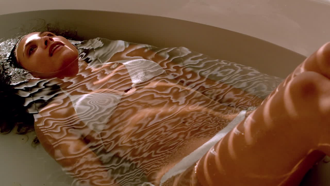 욕조 에 누워 있는 여자