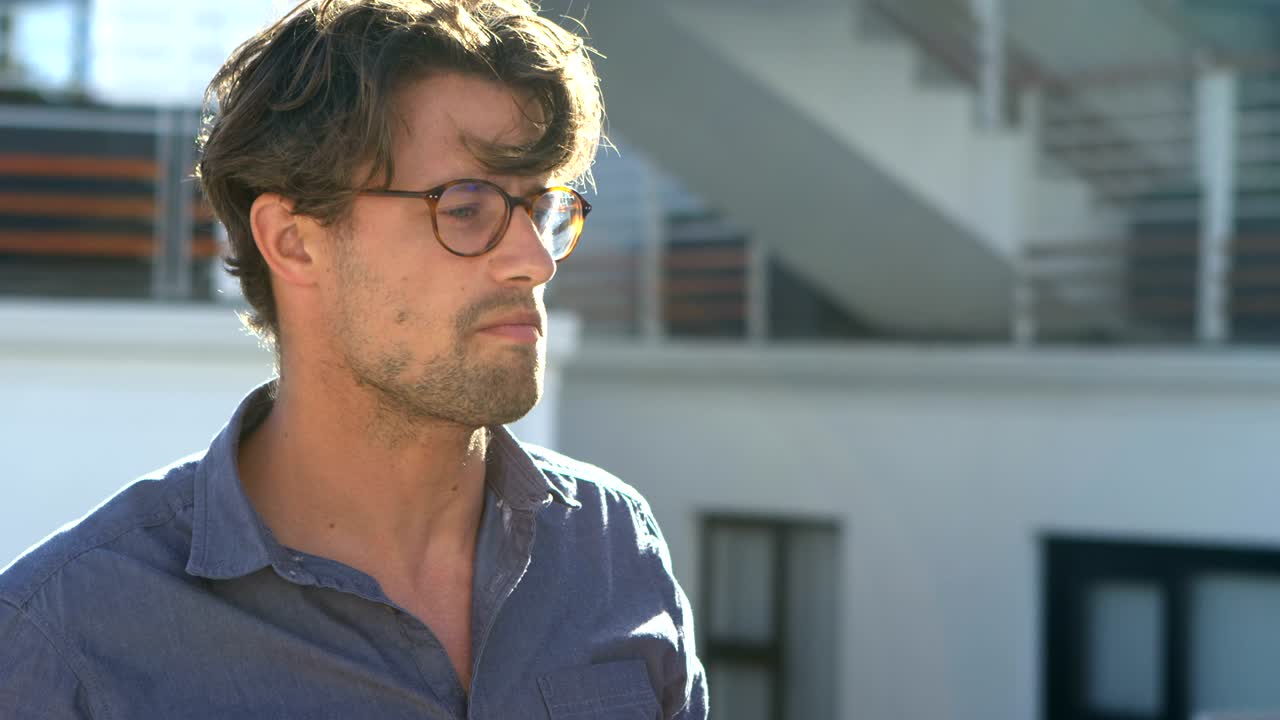 hombre usando teléfono móvil en el balcón 4k