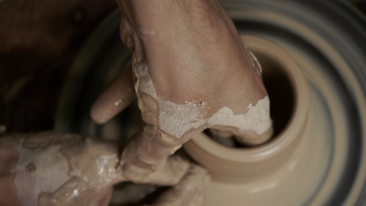 Il vasaio crea una brocca di argilla. Ceramista. Un uomo realizza un vaso al tornio da vasaio.