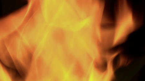 llamas naranjas parpadeantes arden en un fuego ardiente 5