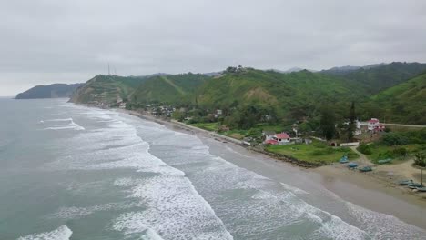 vista aérea de drones de olas salpicando en la orilla de la playa de olon en ecuador