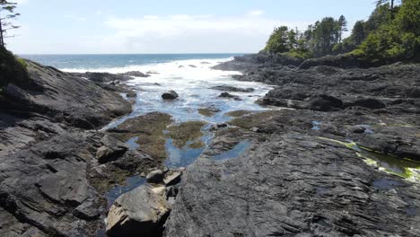 Glatte-Luftaufnahme-Eines-Niedrigen-Vorwärtsfluges-über-Einem-Rauen-Felsigen-Strand-An-Der-Wilden-Westküste-Kanadas