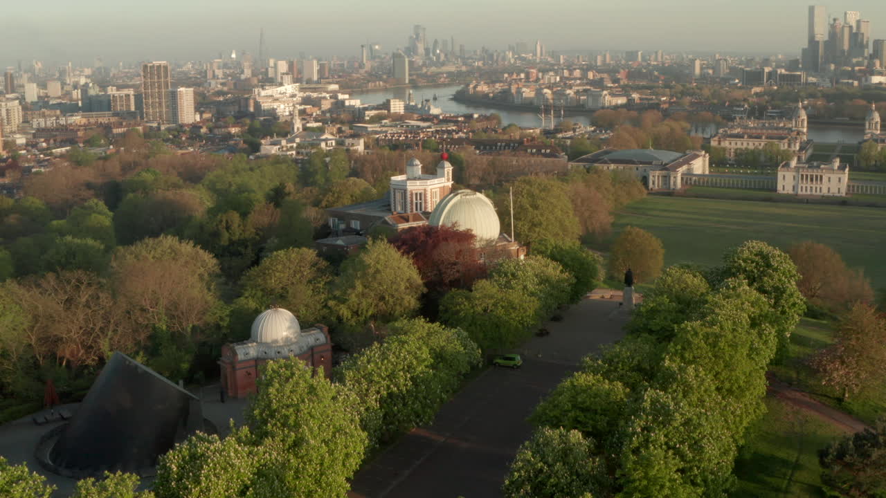 런던 중심부를 바라보는 그린위치 천문대 위의 공중 촬영