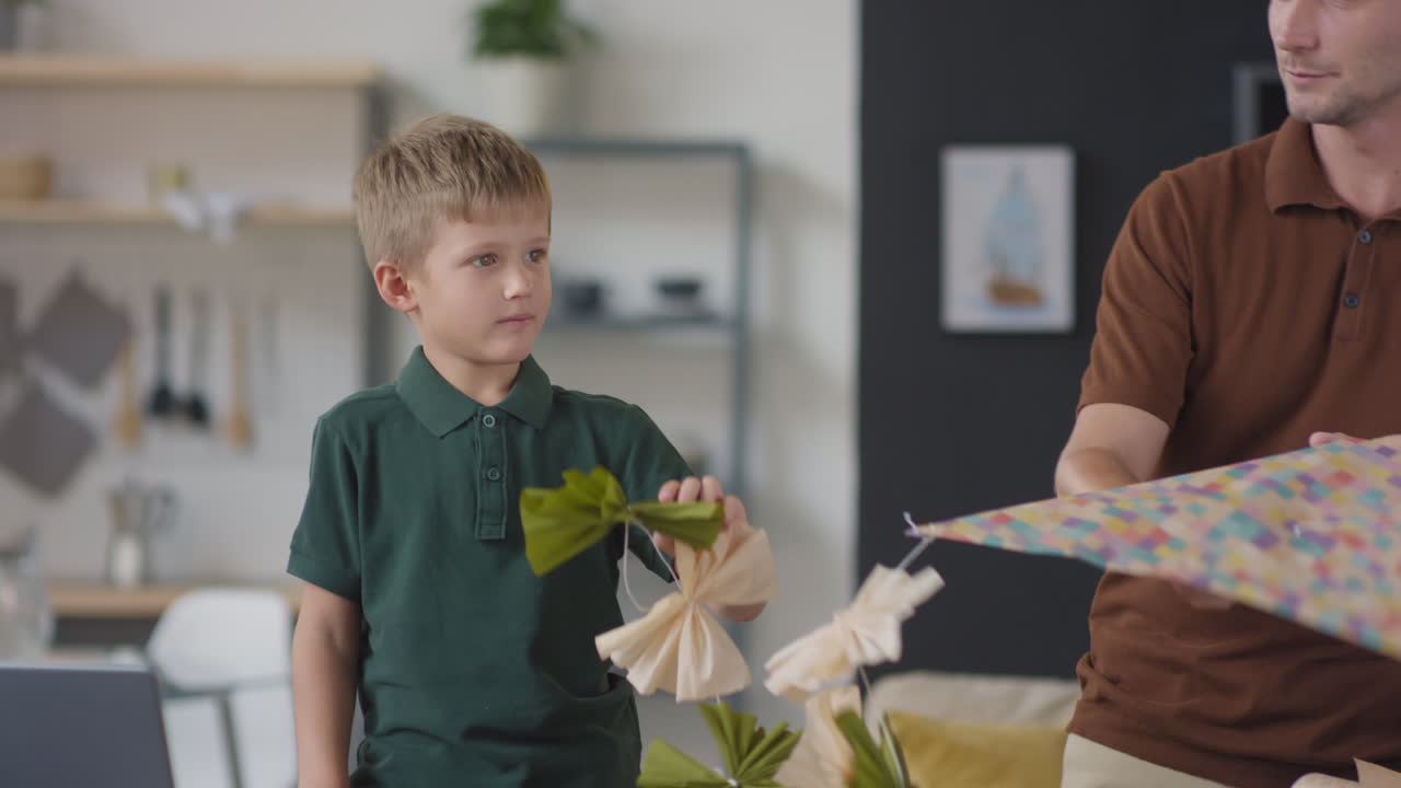 아버지 와 아들 이 날개 를 가지고 놀고 있다