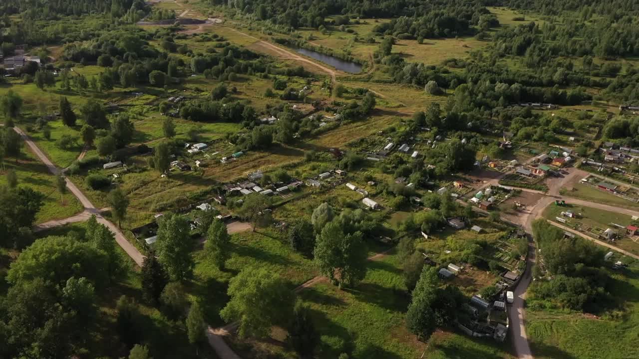 video distante de un dron de un pueblo de casas ilegales de madera hechas por ellos mismos