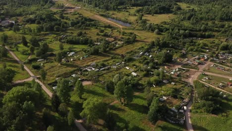 Video-De-Un-Dron-Distante-De-Un-Pueblo-De-Casas-De-Madera-Ilegales-Hechas-A-Sí-Mismas