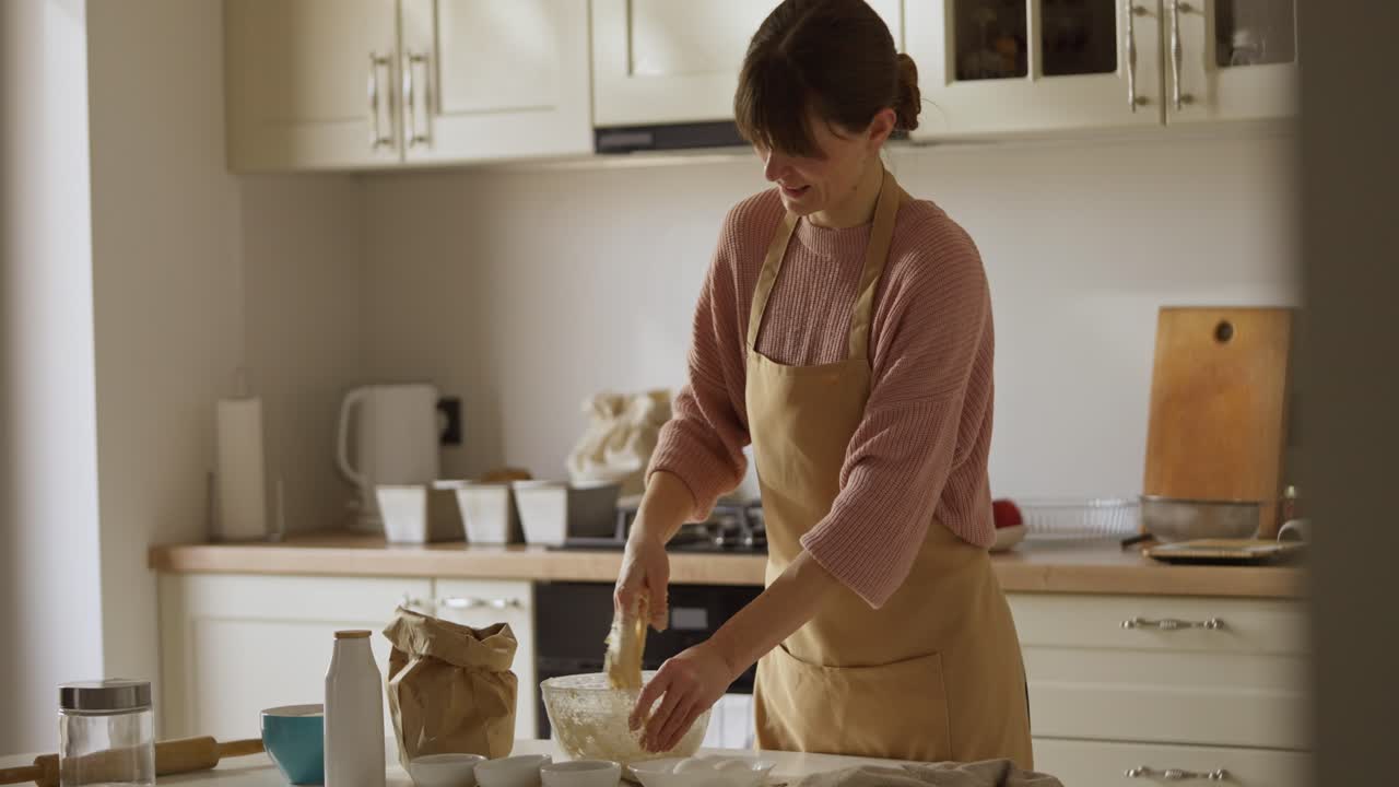 mujer cocinando en la cocina