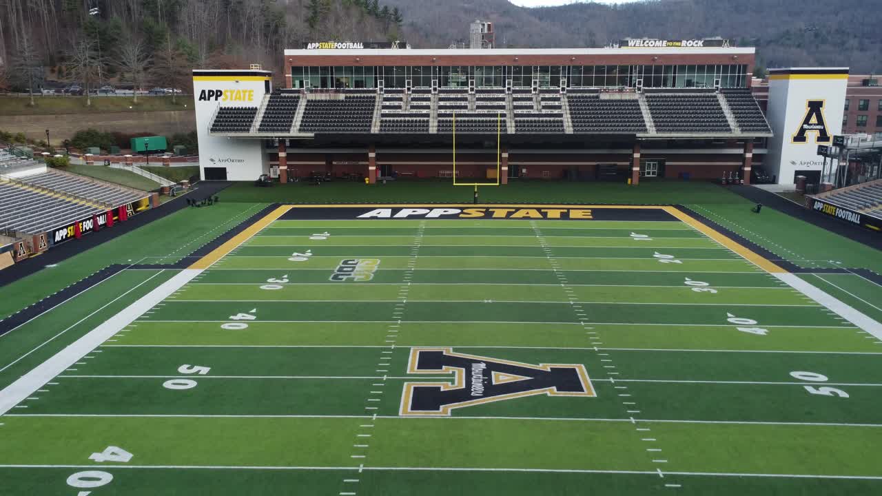 Appalachian State Football a Boone, Carolina del Nord, ripresa aerea inversa sul campo.