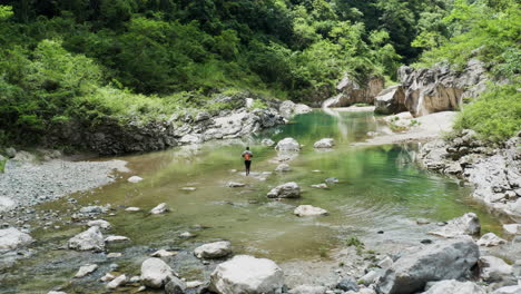 tiro después de un hombre explorando el río nizao en clima de selva tropical