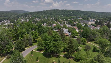 Nachbarschaft-In-Williamsport,-Pennsylvania,-Mit-Drohnenvideo,-Das-Sich-Nach-Unten-Bewegt