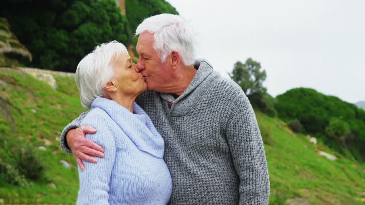 시니어 남자가 시니어 여자를 키스하고