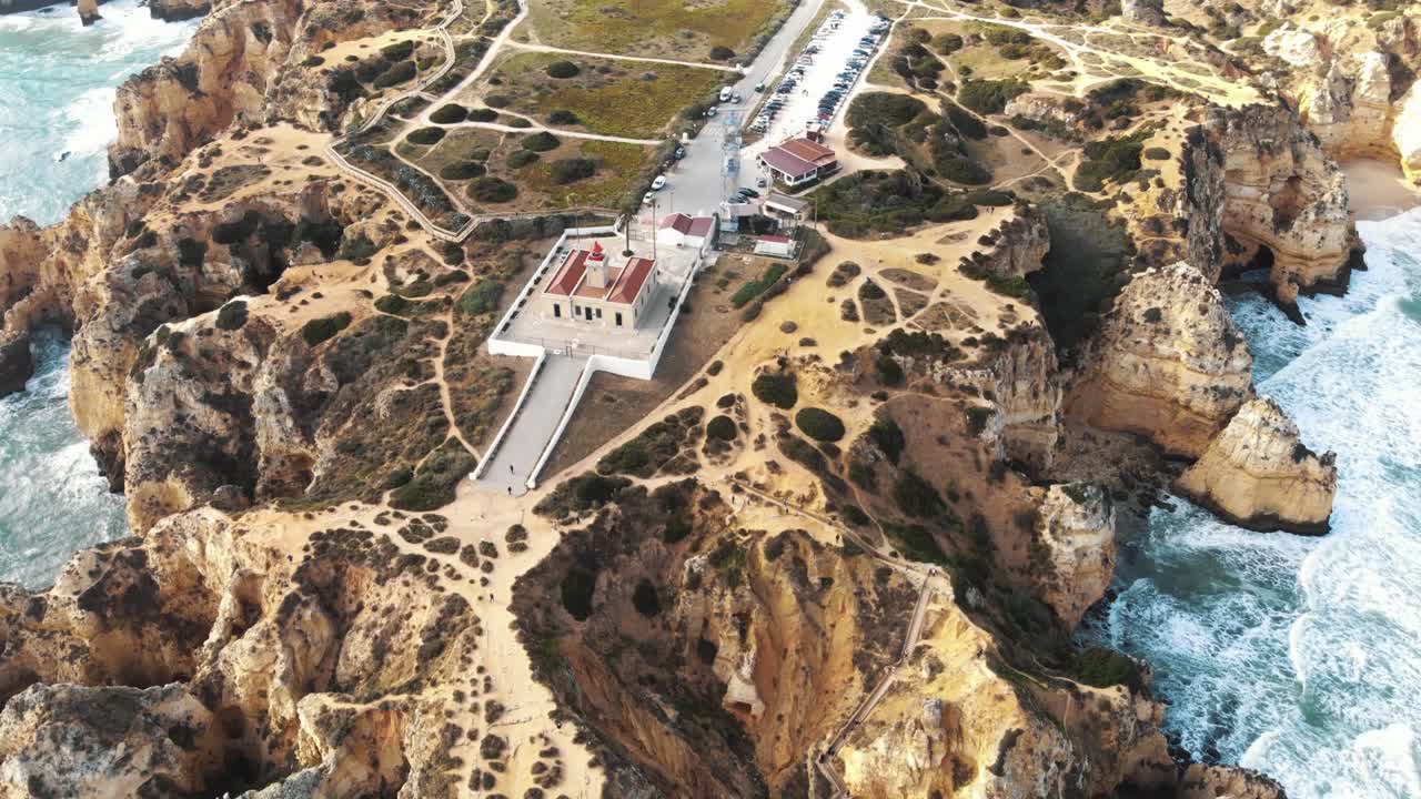 faro de ponta da piedade, formaciones de acantilados a lo largo de la costa de lagos, algarve, portugal