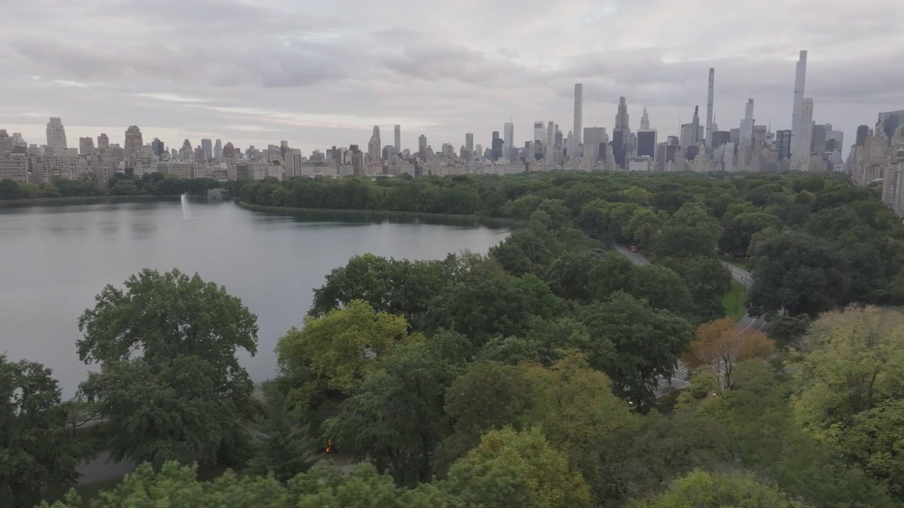 Central Park a New York City in una giornata nuvolosa.