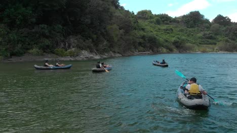 Cámara-Lenta---Jóvenes-En-Canoa-En-El-Hermoso-Y-Prístino-Río-Azul-Claro-Pelorus,-Nueva-Zelanda---Drone-Aéreo