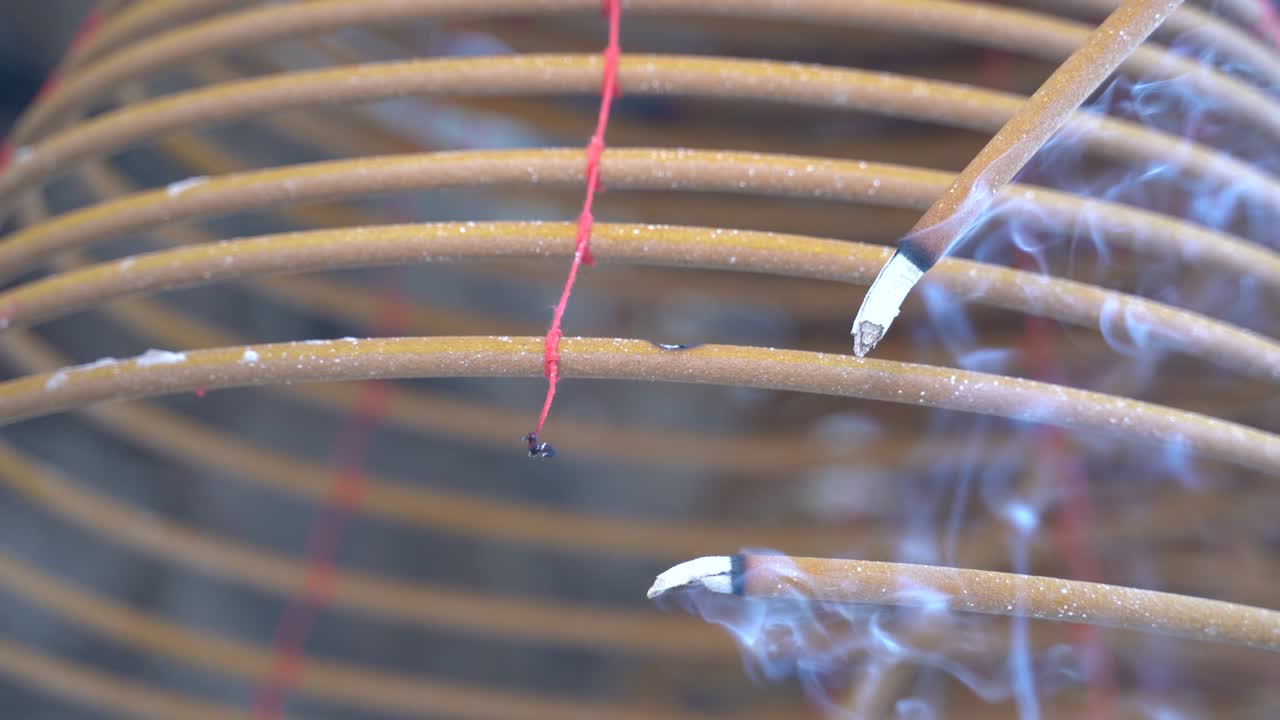 마카오 (마카오) 사원 에서 불타는 코일 회전 향