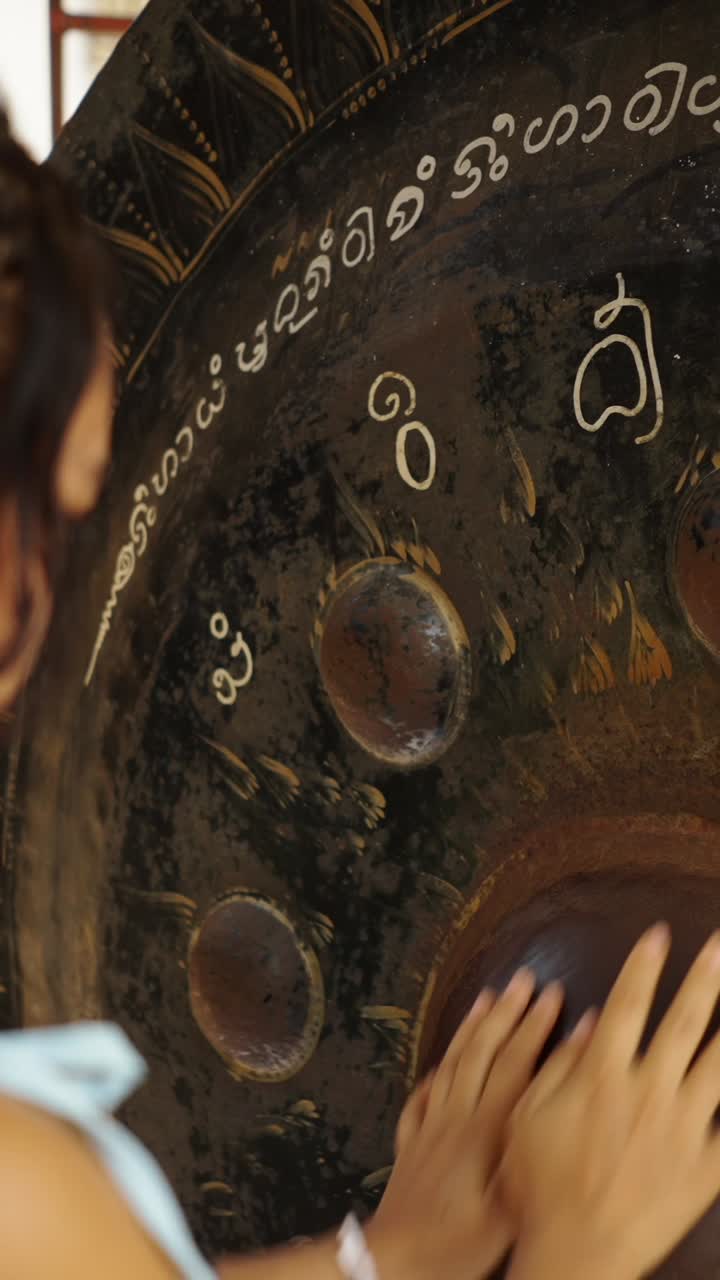 Person touching a Gong