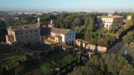 un dron vuela lejos de las catacumbas de san sebastián, roma, italia