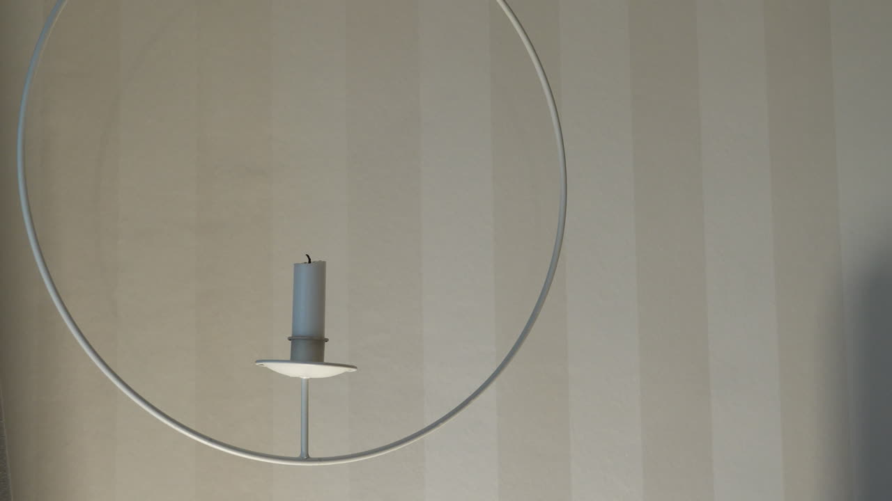 촛불 스너퍼, 흰색 복사 공간으로 촛불 끄기, 클로즈업