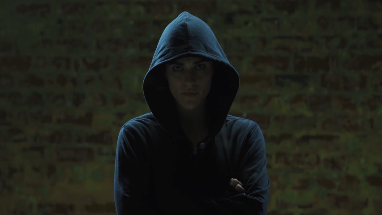 hacker mujer mirando a la cámara