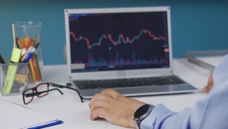 hombre siguiendo el gráfico financiero. inversión en el mercado de valores.