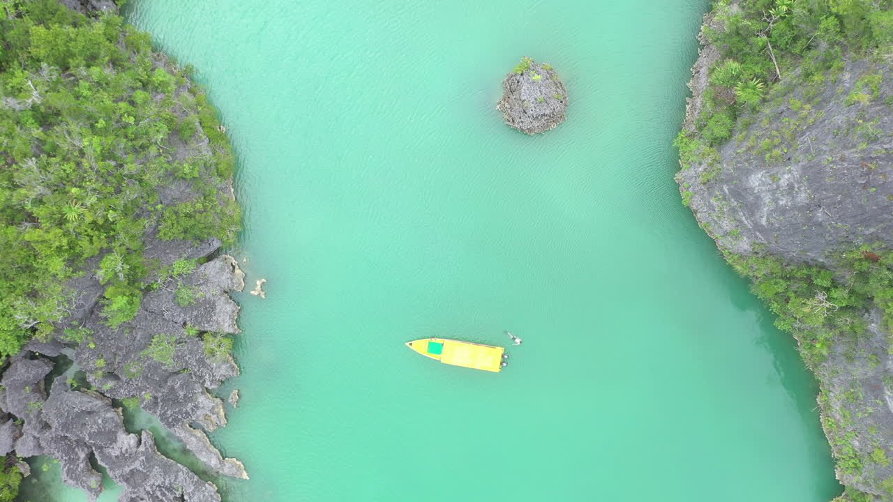 노란색 보트 와 함께 열대 만 의 공중 풍경