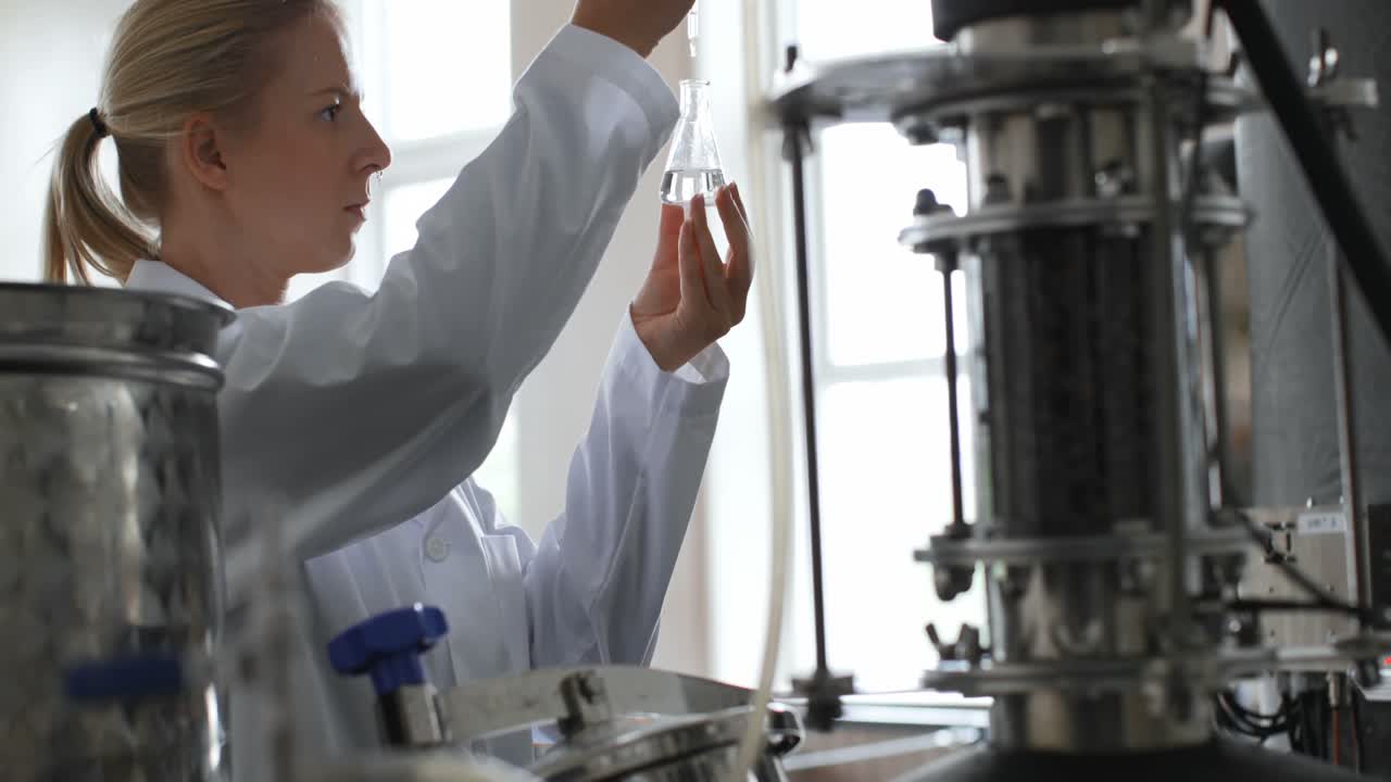 работница, работающая на дистилляционном заводе 4k