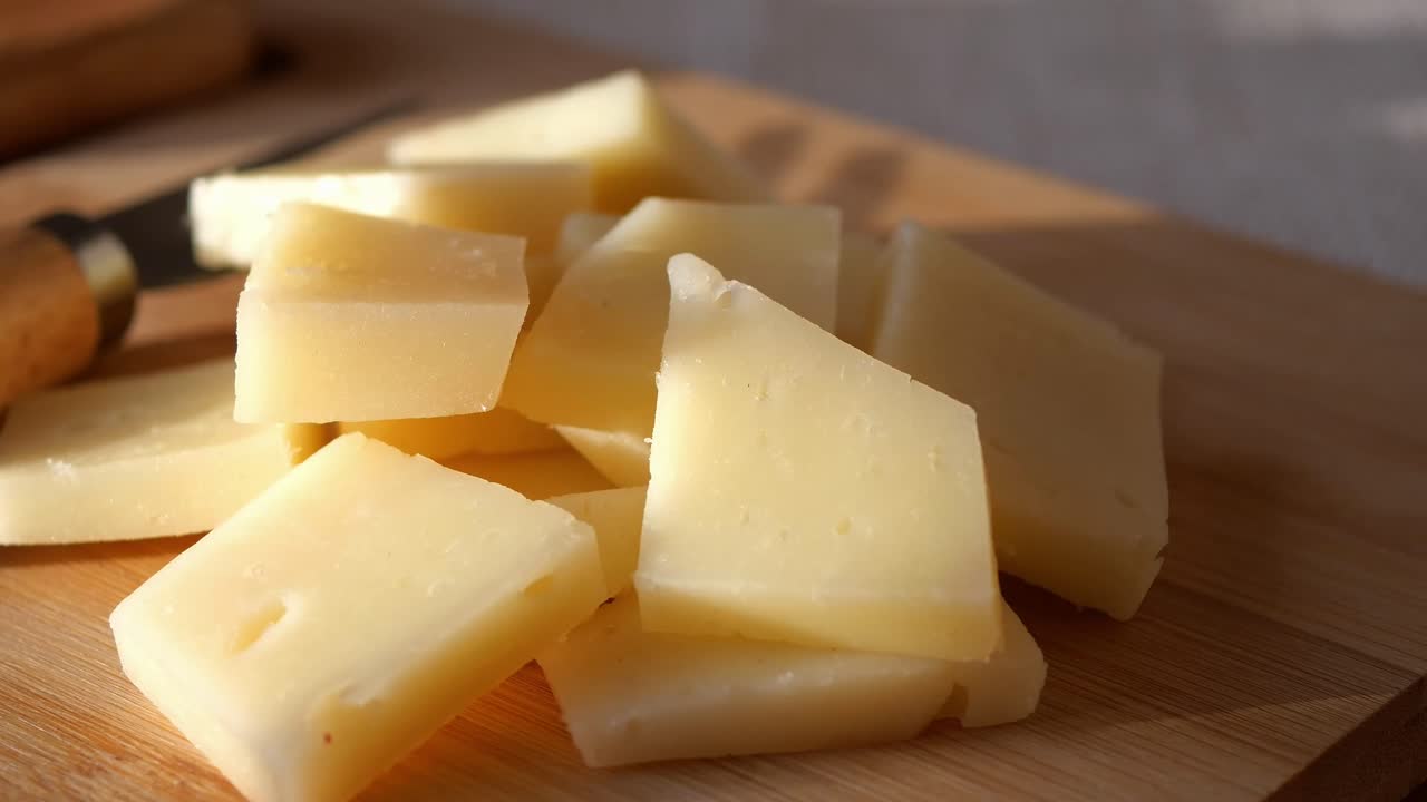 Fromage et couteau sur une planche à découper