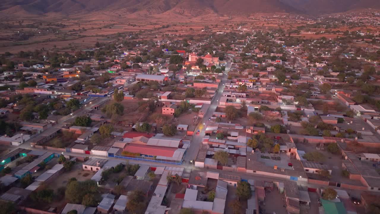 Vista aerea con drone di una comunità zapoteca nel centro di Oaxaca al crepuscolo