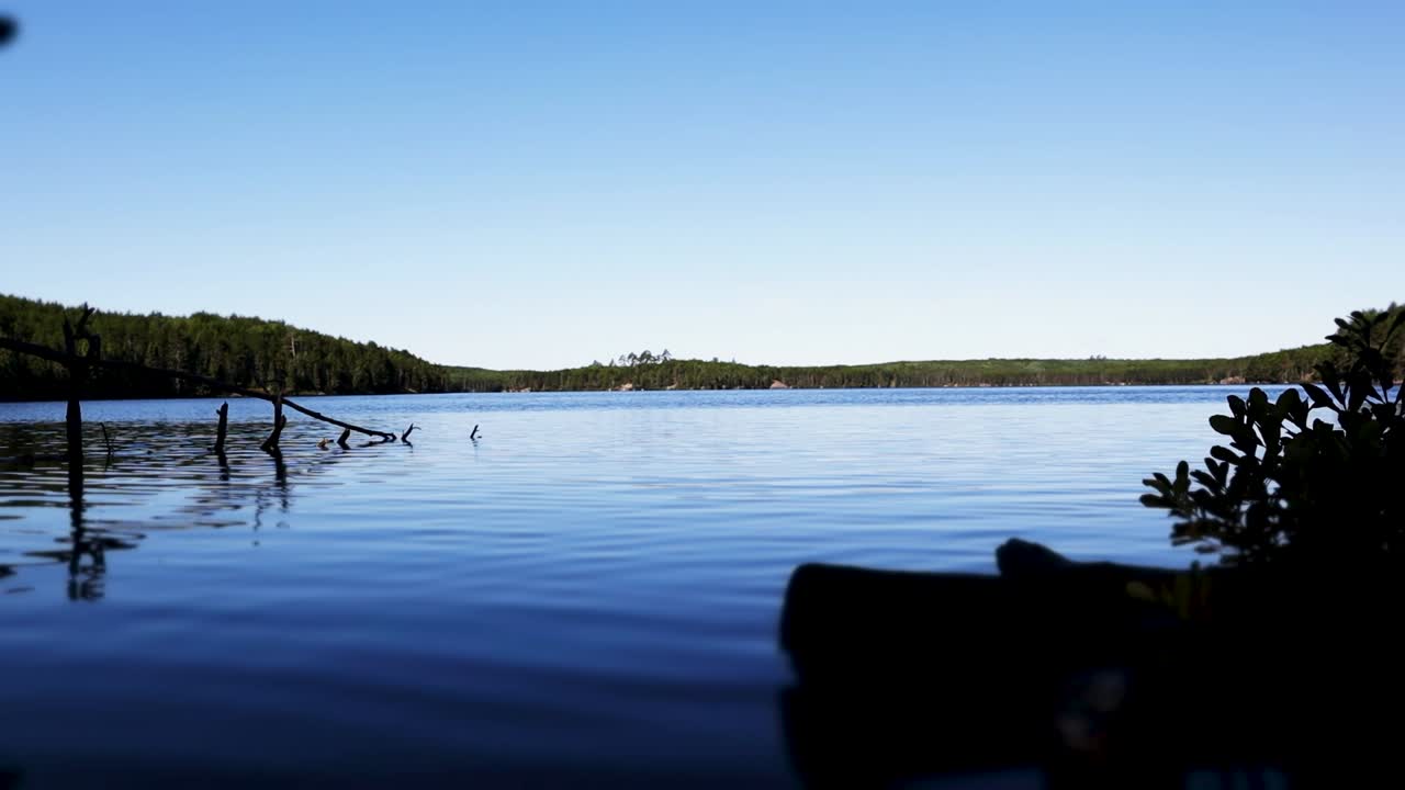 Time lapse di un lago remoto sempre più ventoso nello scudo boreale dell'Ontario settentrionale, Canada.