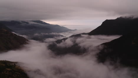 nuvens no parque nacional el cajas, na cordilheira dos andes equatorianos